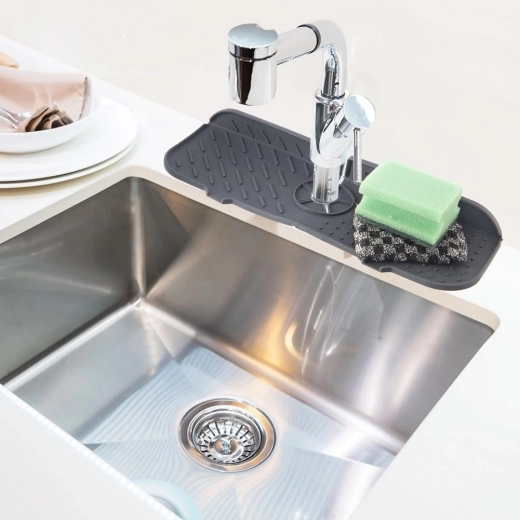 Čistá a suchá plocha okolo batérie