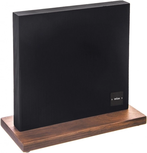 Elegantná kombinácia čiernej plochy a akáciového dreva