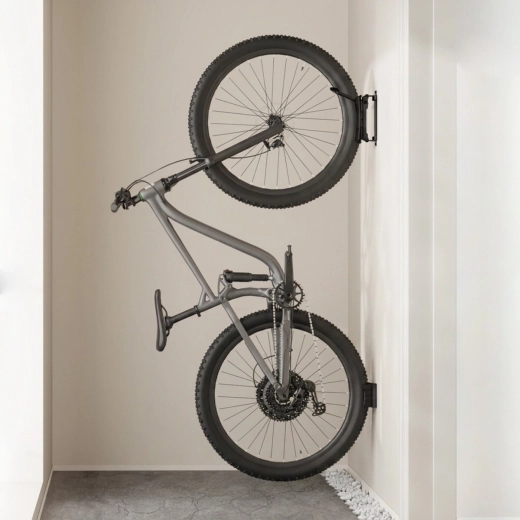 Vertikálne uloženie bicykla šetrí priestor