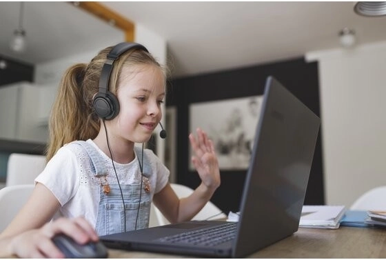 Čistá komunikácia: pasívna redukcia šumu a otočný mikrofón