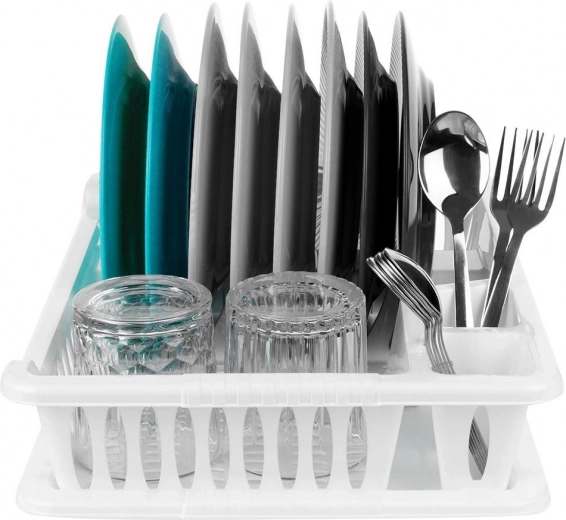 Premyslené usporiadanie: 8 tanierov, príbory aj hrnčeky