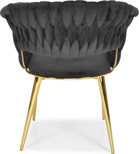 Zlaté kovové nohy a stabilná konštrukcia