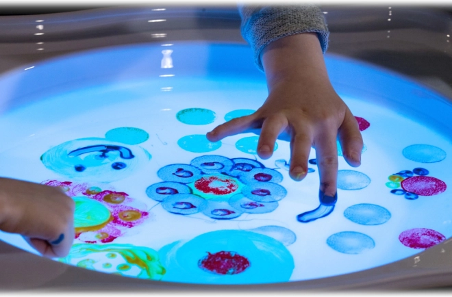 Žiari na magickom svetelnom stole