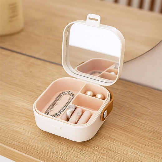 Zabudované zrkadielko na rýchle úpravy kdekoľvek