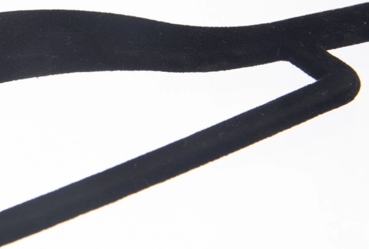 Protisklzový velúrový povrch