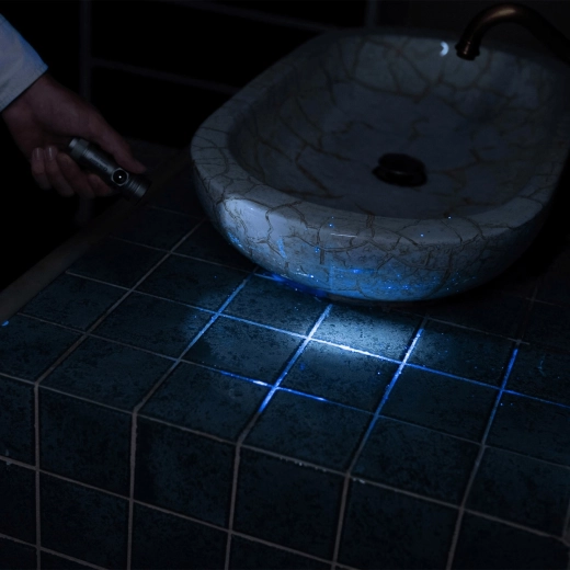 Dvojité svetlo: biele LED + UV 365 nm