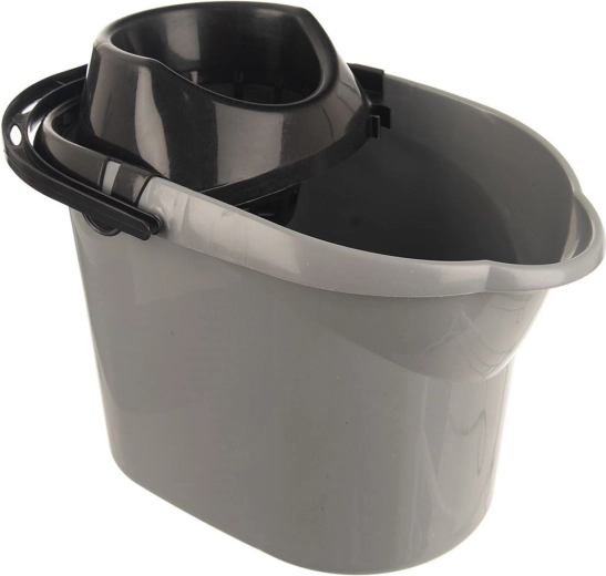 Vyberateľný vyžmýkavač pre suchší mop