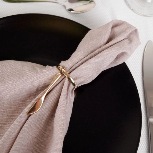 Elegantná dekorácia stola v lesklej zlatej