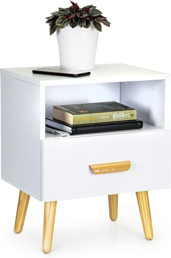 Praktická zásuvka a otvorená polica