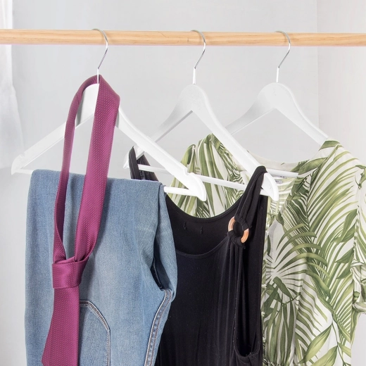 Otočný kovový háčik pre pohodlné zavesenie