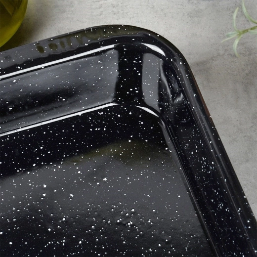 Praktické rozmery a vysoké okraje