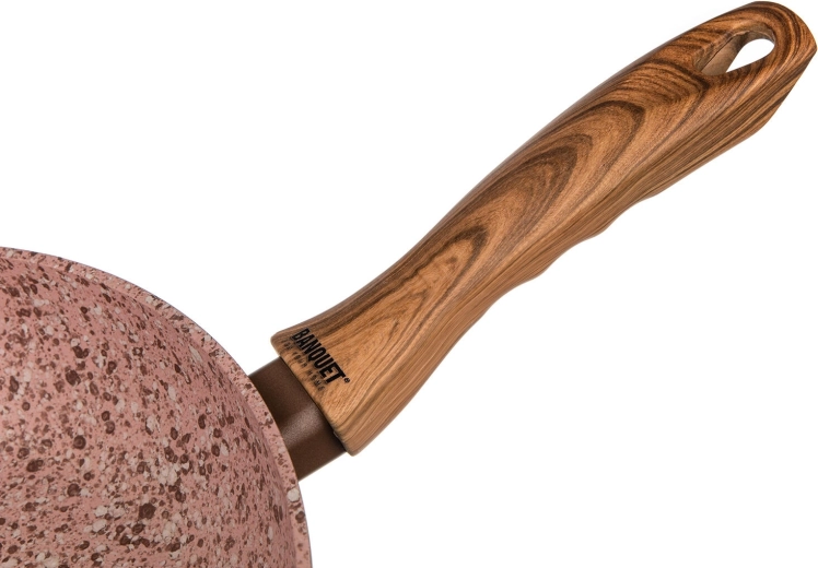 Pohodlná soft touch rukoväť v dekore dreva