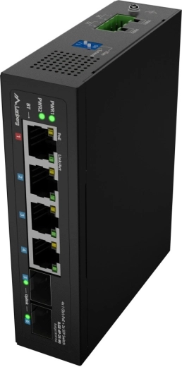 2× SFP uplink pre dlhšie trasy a segmentáciu siete