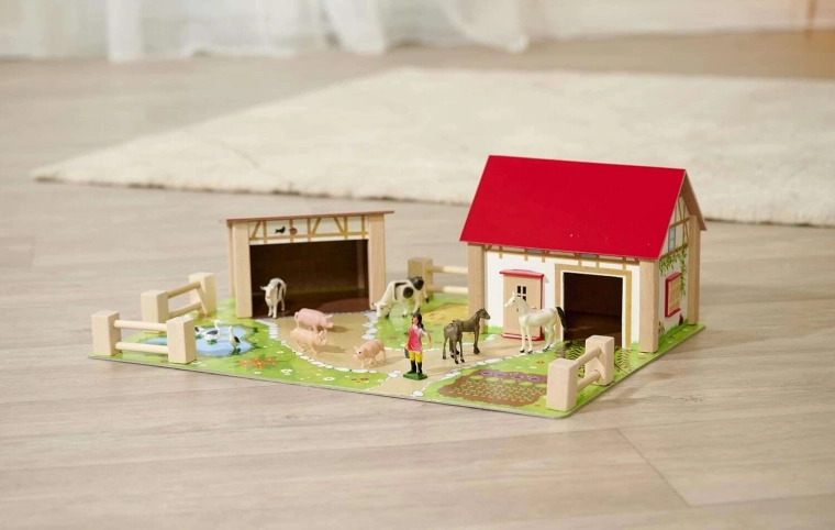 Farebná podložka s cestami, jazierkom a záhradkou