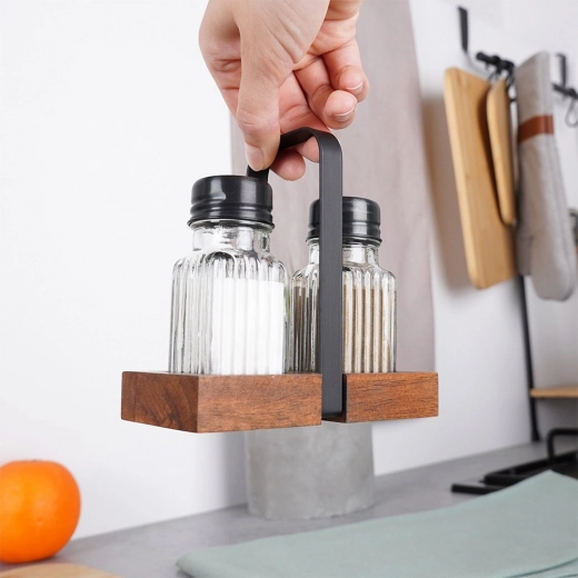 Praktický drevený stojan s kovovým madlom