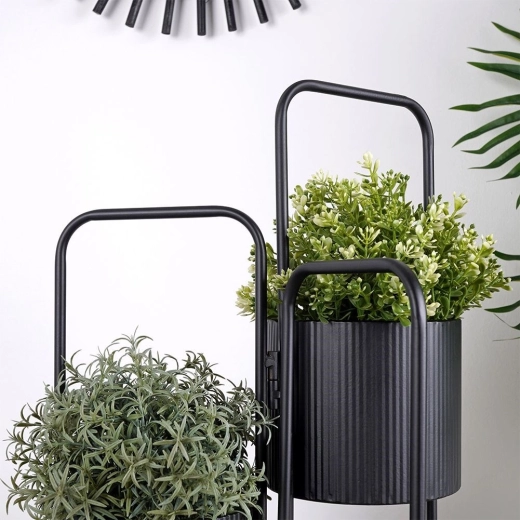 Pevný kov a ryhované podstavce