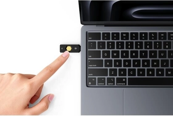 Dotykové potvrdenie cez USB‑C aj NFC