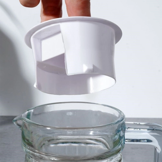 Praktické viečko pre čistejšie servírovanie