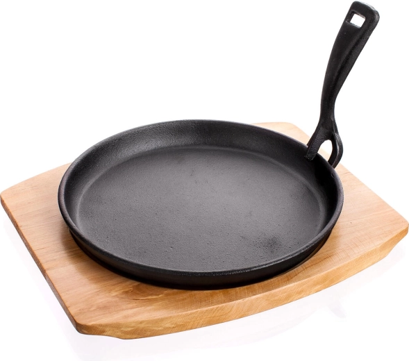 Liatinová panvica 22 cm s drevenou doskou GRADA