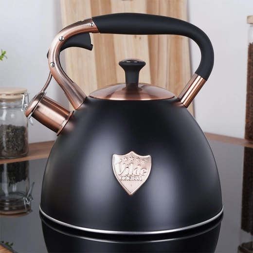 Elegantná matná čierna s medenými detailmi