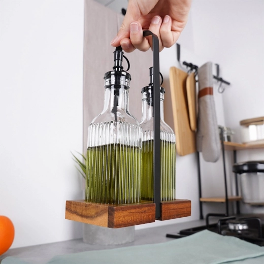 Stabilný drevený stojan s kovovým madlom