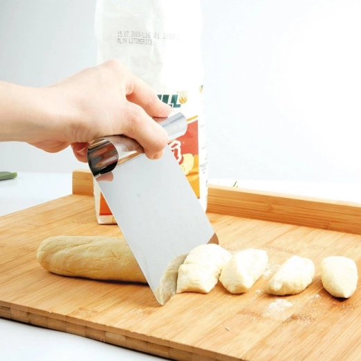 Široká nerezová čepeľ pre čisté rezy a hladké povrchy