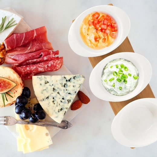 Porcelánové misky a lyžičky pre jednoduché servírovanie