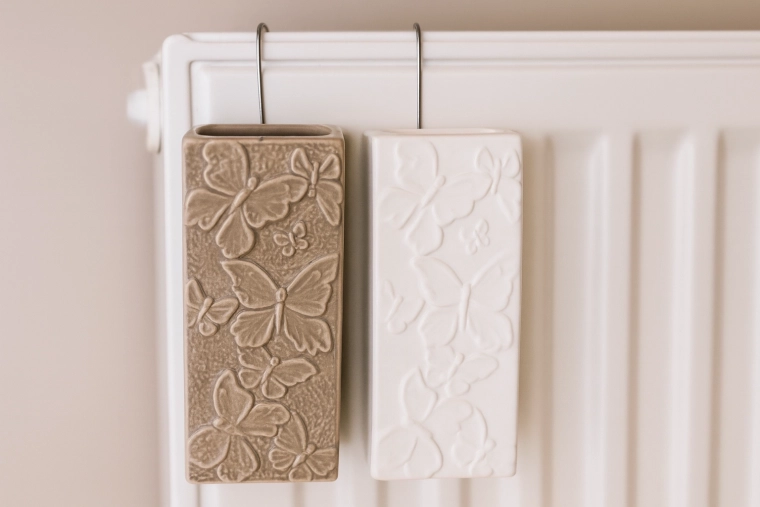 Elegantná keramika s reliéfom motýľov