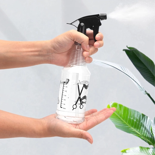 Priehľadná nádoba s ryskami na kontrolu hladiny