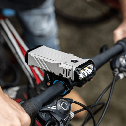 Extrémny výkon 12 000 lm a dosvit 303 m