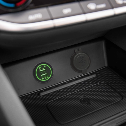 Vstavaná duálna USB zásuvka do automobilu