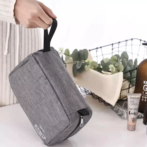 Vodoodolný materiál, zips a praktické ucho