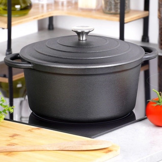 Bezpečné úchopy a presne padnúce veko