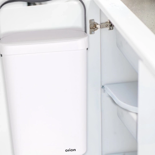 Úsporné zavesenie na dvierka aj stenu