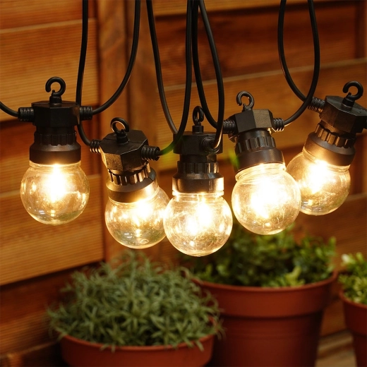 Teplé ambientné osvetlenie pre terasy a záhrady