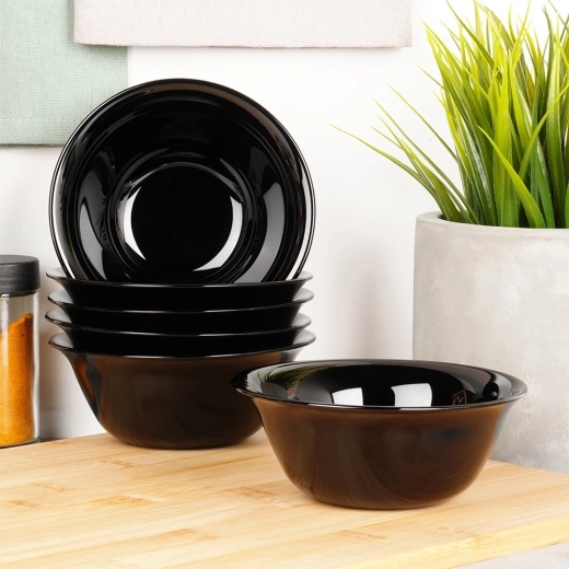 Elegantný čierny dizajn pre moderný stôl