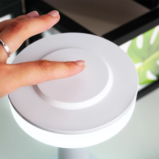 Dotykové ovládanie a tri úrovne jasu