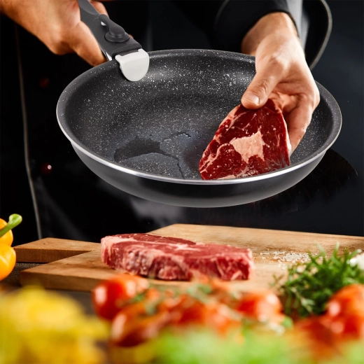 Vhodná na opekanie mäsa aj rýchle restovanie