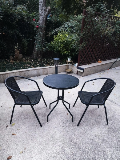 Kompaktný stôl na balkón aj terasu