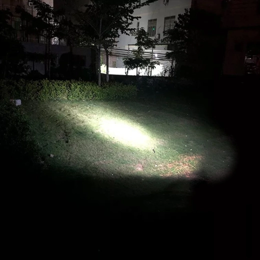 Výkonný hlavný LED reflektor