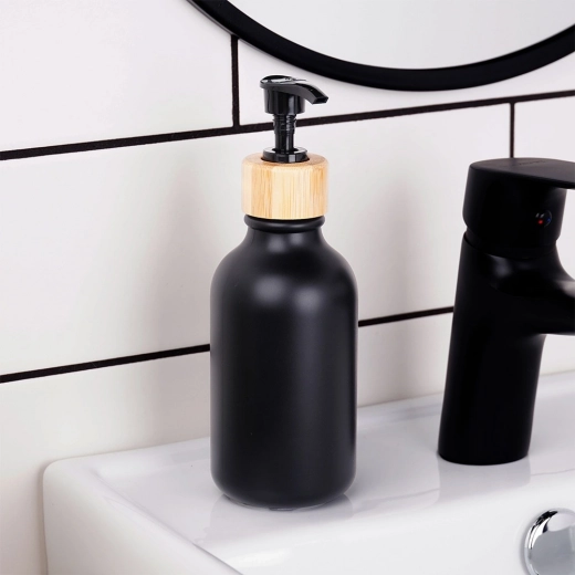 Moderný matný čierny dizajn s bambusom