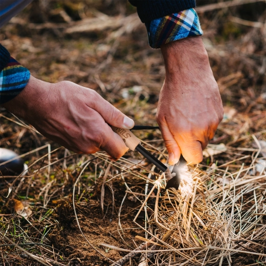 Silné iskry na rýchle založenie ohňa