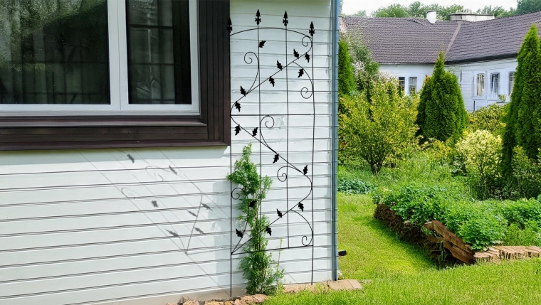 Ľahká inštalácia pri stene aj v záhone