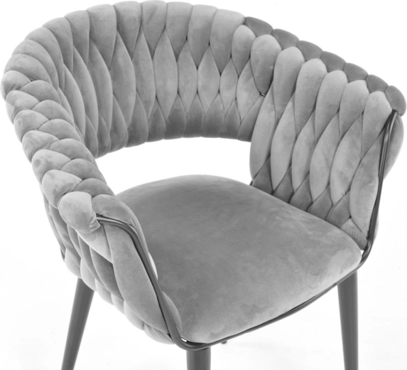 Pletené operadlo, ktoré udáva štýl