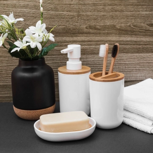 Ladí so sadou kúpeľňových doplnkov