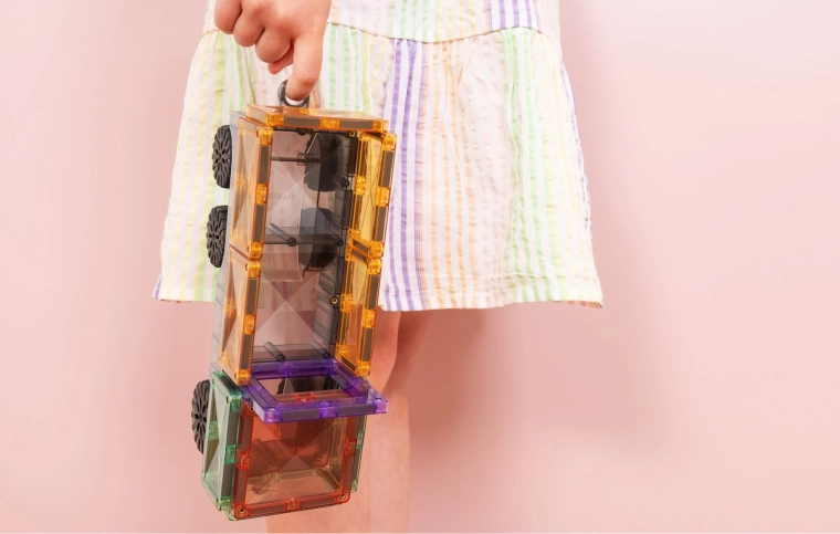 Pastelové farby, priehľadné dieliky a učenie hrou