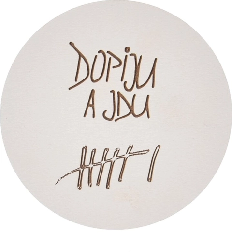 Drevený podtácok s motívom „Dopijem čiarky“