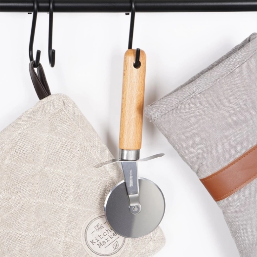 Ergonomická buková rukoväť s otvorom na zavesenie