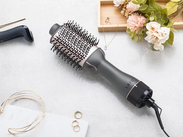 Výkon 1200 W pre rýchle sušenie a styling