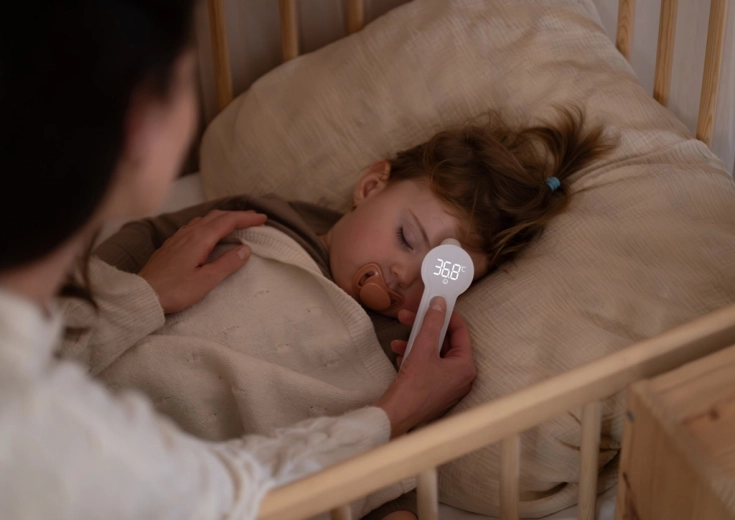 Podsvietený LED displej a tichá prevádzka na noc